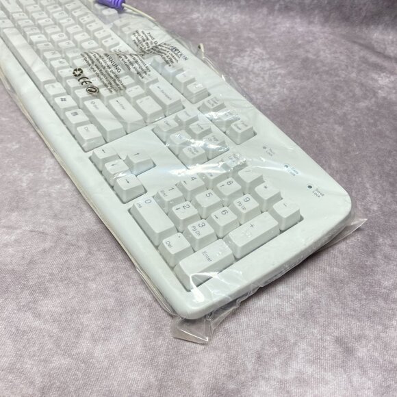 Belkin Classic PS/2 Wired Keyboard White Quiet Type - Picture 4 of 9